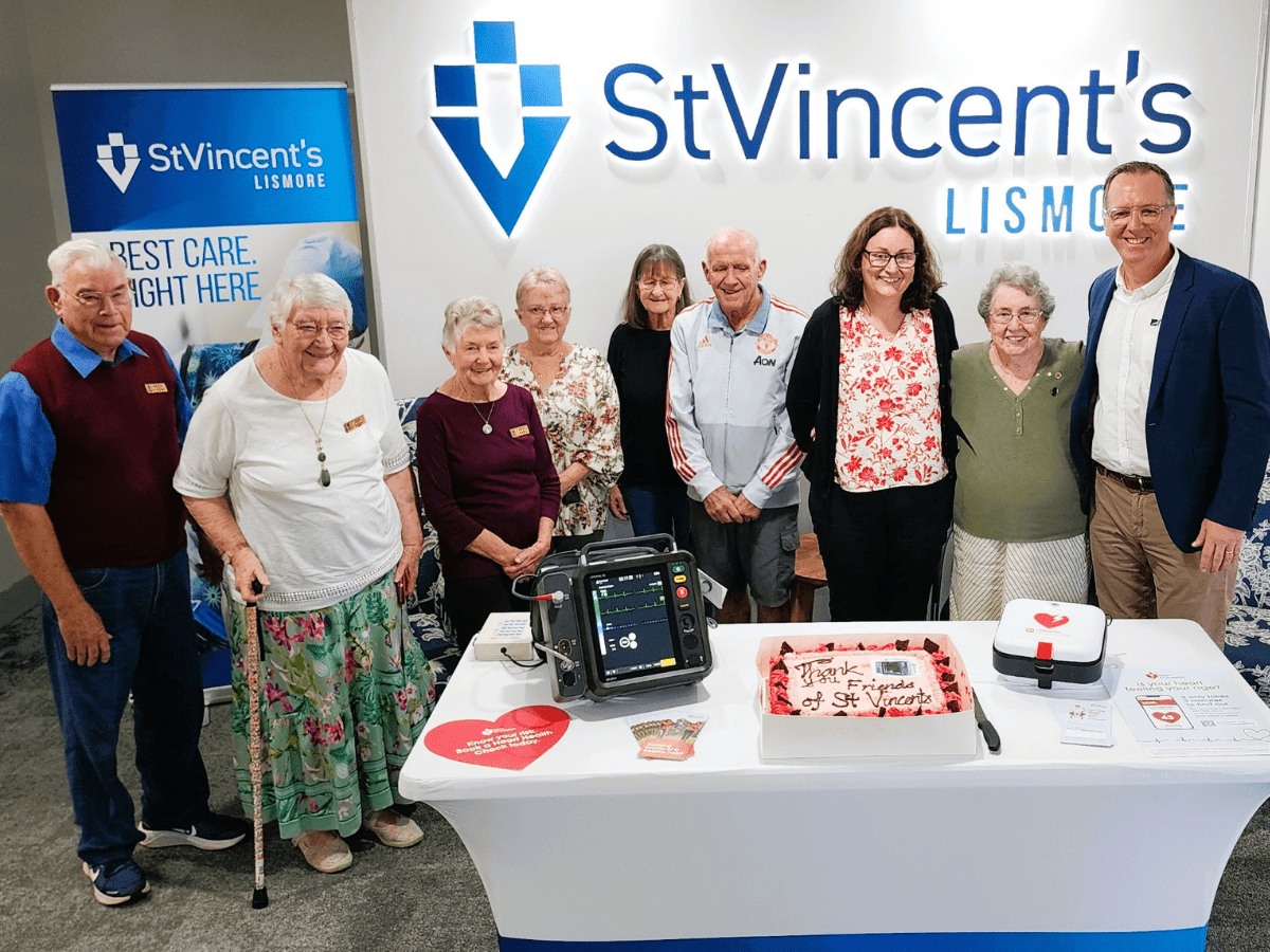 FoSV Presentation The Friends of St Vincent’s gather together with Mr Damian Chapelle (right) to acknowledge the life saving gift supplied to the hospital.
